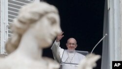 Kiongozi wa Kanisa Katoliki Papa Francis akisalimia kundi kubwa la watu nje Ofisi yake Vatican, Jumapili Januari 20, 2019.