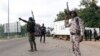 Des gendarmes et des policiers de Côte d'Ivoire montent la garde dans une rue à Bouaké, le 23 mai 2017.