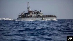 Des migrants sur un navire intercepté au large des côtes, près de Gohneima, à l'est de Tripoli en Libye, le 24 juin 2018.