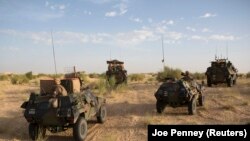 Des soldats français de l'opération barkhane patrouillent au nord de Tombouctou, 6 Novembre 2014.