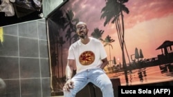 DJ Black Coffee prend la pose après son spectacle au club Altitude Beach à Fourways, Johannesburg, le 21 mars 2021.