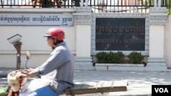 រូប​ឯកសារ៖ បុរស​ម្នាក់​ជិះ​ម៉ូតូ​កាន់​មុខ​ក្រសួង​មហាផ្ទៃ ដែល​ស្ថិត​​នៅតាម​បណ្តោយ​មហាវិថី​នរោត្តម​ ក្នុង​រាជធានី​ភ្នំពេញ​ កាលពី​ថ្ងៃទី​២៤ ខែ​មករា ឆ្នាំ​២០១៧។ (ហ៊ាន​ សុជាតា/វីអូអេ)