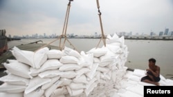 En Thaïlande, les entrepôts regorgent de riz, les exportateurs ayant du mal à trouver des équipages pour le transporter vers l'Afrique de l'Ouest
