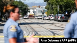 Police et urgentistes sur les lieux d'une fusillade où neuf personnes ont été tuées le 26 mai 2021 à San Jose, en Californie.