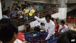 រូបឯកសារ៖ សន្លឹកឆ្នោតត្រូវបានរាប់នៅក្នុងមណ្ឌលបោះឆ្នោតមួយកន្លែងនៅទីក្រុង Yangon ប្រទេសមីយ៉ាន់ម៉ា កាលពីថ្ងៃទី៨ ខែវិច្ឆិកា ឆ្នាំ២០២០។