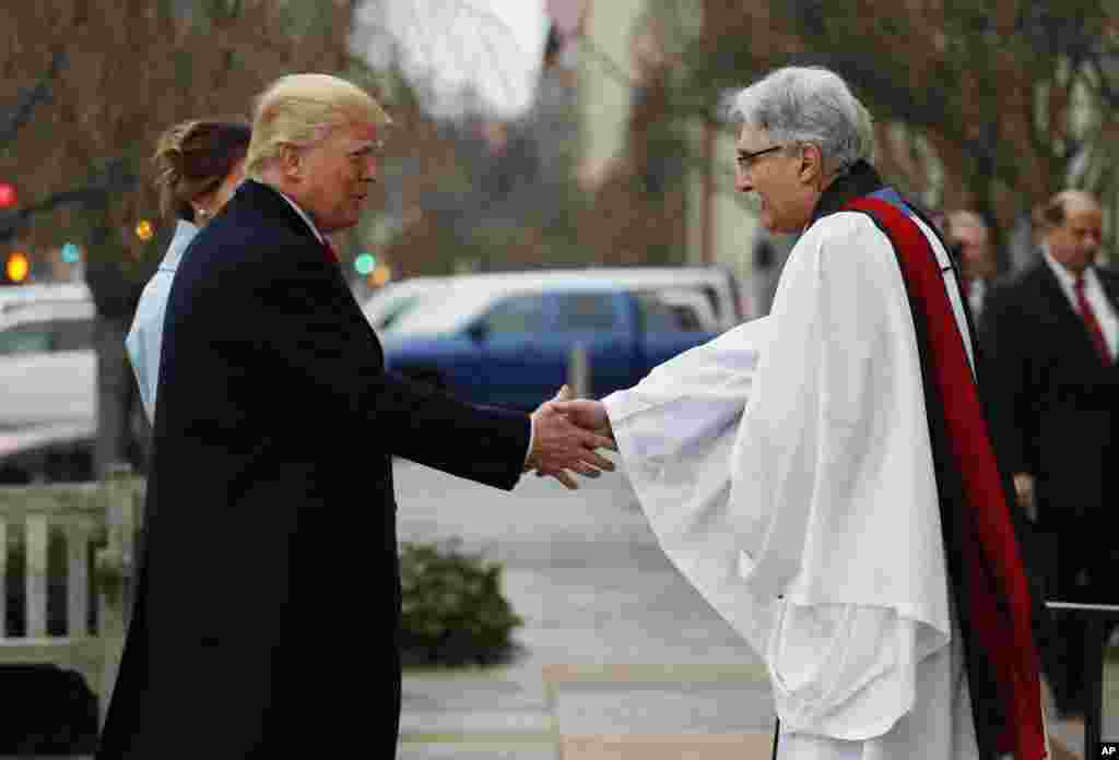 Le président élu Donald Trump et son épouse Melania saluent le révérend Luis Léon à leur arrivée à l'église épiscopale de St. John's en face de la Maison Blanche, quelque temps avant l’investiture, à Washington, 20 janvier 2017.