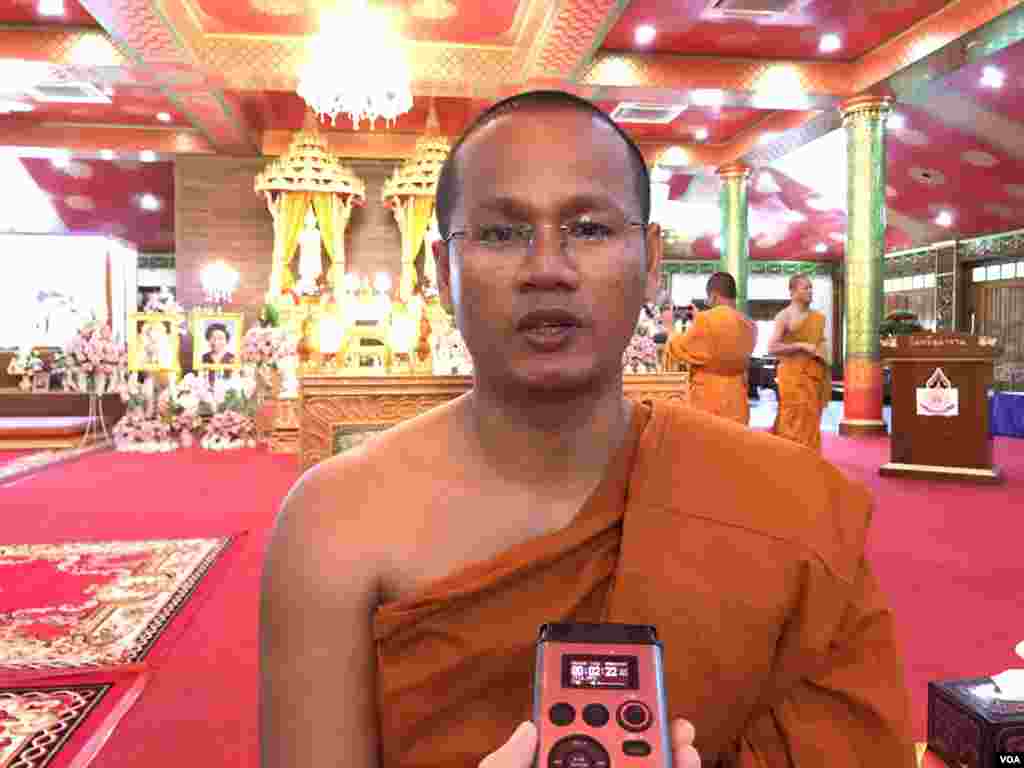 ព្រះតេជគុណ មឿន សុភ័ក្រ ប្រធានសមាគមខេមរនិស្សិតនៃសាកលវិទ្យាល័យមហាចុឡាលុងកនរាជវិទ្យាល័យនិមន្តចូលរួមពិធីបុណ្យភ្ជុំបិណ្ឌ នៅវត្តស៊ីសុដារ៉ាម ក្នុងទីក្រុងបាងកក នៅថ្ងៃទី២២ ខែកញ្ញា ឆ្នាំ២០១៩។ (កាន់ វិច្ឆិកា/VOA)