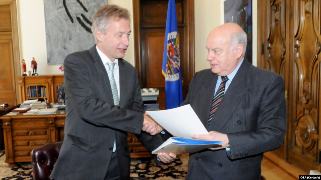 El observador permanente de Alemania ante la OEA, Peter Ammon (izq.), entregó unos $650.000 dólares a José Miguel Insulza, presidente de la OEA para que se inviertan en el proceso de paz de Colombia.