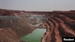 La mine d'uranium à ciel ouvert de Tamgak sur le site minier d'Areva Somair à Arlit, le 25 septembre 2013. Photo prise le 25 septembre 2013. (REUTERS / Joe Penney)