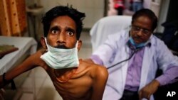 Un médecin examine un patient souffrant de la tuberculose dans un hôpital du gouvernement à Allahabad, en Inde, 24 mars 2014. 