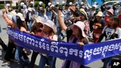 នៅ​ថ្ងៃ​ទី ២៩​ ខែឧសភា ឆ្នាំ ២០១៤ នៅ​ទីក្រុង​ភ្នំពេញ សកម្មជន​និង​បាតុករ តវ៉ា​ទាមទារ​ឲ្យ​រដ្ឋាភិបាល​បញ្ឈប់​ការធ្វើ​ដី​សម្បទាន​ទៅ​ឲ្យ​ក្រុមហ៊ុន​ឯកជន។