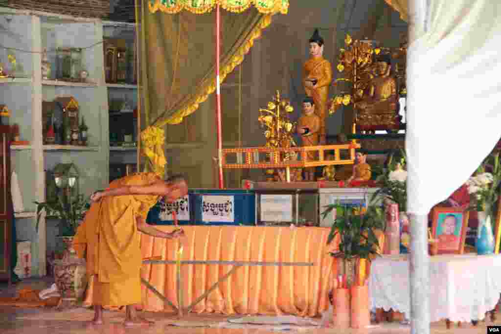 ព្រះ​សង្ឃ​មួយ​អង្គ​កំពុង​អុច​ធូប​ក្នុង​សាលា​ឆាន់​ក្នុង​វត្ត​សាមគ្គី​រង្សី​ កាល​ពី​ថ្ងៃ​ទី​៥ ខែ​កុម្ភៈ​ ឆ្នាំ​២០១៥។ (នូវ ពៅលក្ខិណា/VOA)