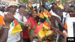 Des manifestants dans Yaoundé (VOA/Moki Edwin Kindzeka)