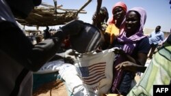 Des réfugiés sud-soudanais s’approvisionnent en alimentation dans un camp de réfugiés à Al-Eligat dans l’état du Nile Blanc près du Soudan, 27 février 2017.