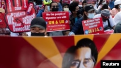 Manifestation contre le coup d'État militaire devant l'ambassade des États-Unis à Rangoun, en Birmanie, le 16 février 2021.