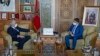 Le ministre marocain des Affaires étrangères Nasser Bourita (à droite) et son homologue israélien Yair Lapid discutent après avoir signé des accords de coopération, à Rabat le 11 août 2021.