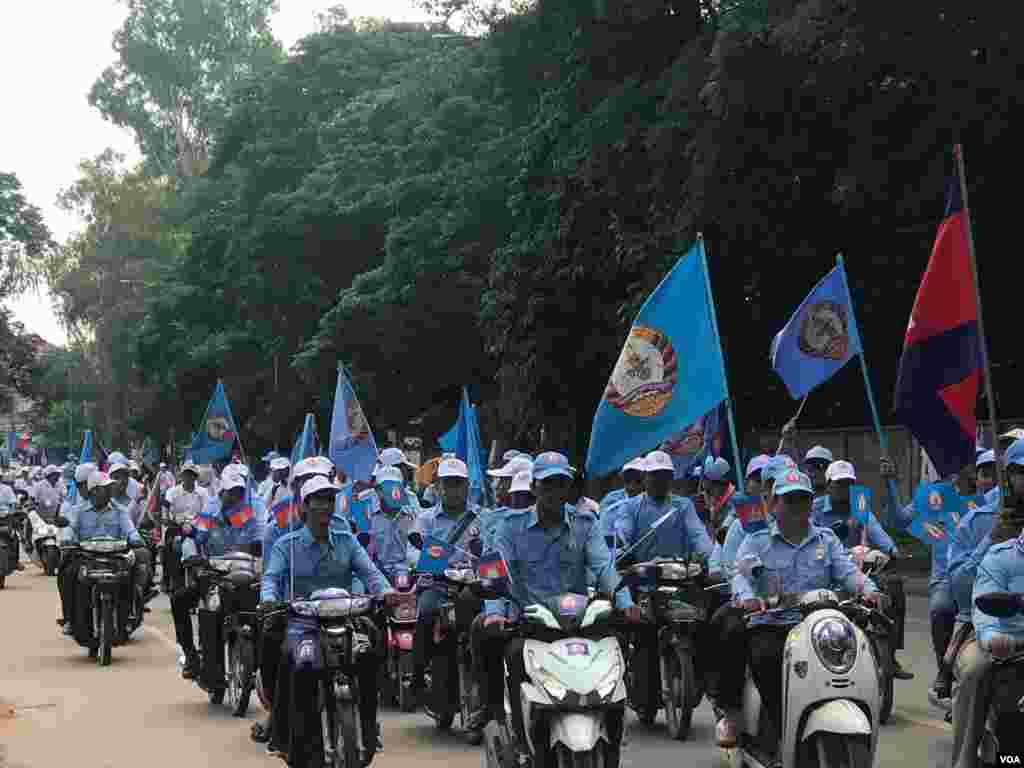 សកម្មភាពនៃការដង្ហែក្បួនឃោសនានៅថ្ងៃទី ២៧ ខែកក្កដា ឆ្នាំ២០១៨របស់គណបក្សប្រជាជនកម្ពុជានៅតាមដងផ្លូវនានាក្នុងក្រុងសៀមរាប ខេត្តសៀមរាប។ (ធីតា វីន/VOA)