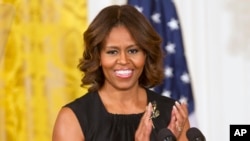 លោកស្រី មីហ្សែល អូបាម៉ា (Michelle Obama) ភរិយា​​របស់​​លោក​​ប្រធានាធិបតី​​សហរដ្ឋ​អាមេរិក បារ៉ាក់ អូបាម៉ា។ 