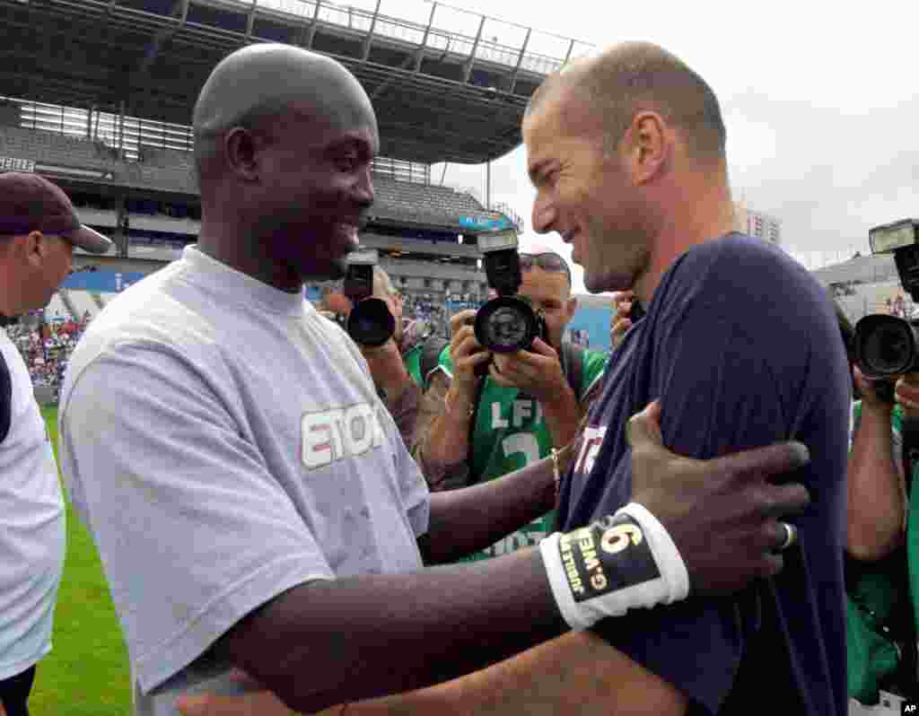 L'ancien footballeur libérien George Weah , à gauche, et star française du football, Zinedine Zidane au cours du match de son jubilé joué à Marseille, au Sud de la France, samedi 11 juin 2005. Weah a annoncé sa candidat aux prochaines élections pour le Sénat après au Liberia.