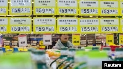 一名顧客在中國河北省邯鄲市一家超市裡購物。 (2019年3月9日)