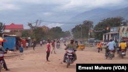 La circulation redevient normale en fin d'après-midi sur l'artère principale d'Uvira, Sud-Kivu, 27 septembre 2017. (VOA/Ernest Muhero).