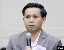 រូបឯកសារ៖ លោក​តឹក វណ្ណារ៉ា​ នាយក​នៃ​អង្គការ ​NGO ​Forum រៀបរាប់​អំពី​បញ្ហា​បរិស្ថាន​នៅ​កម្ពុជា​ទៅកាន់​លោកនាយក​រដ្ឋមន្រ្តី​ ហ៊ុន សែន ថ្លែង​នៅ​ក្នុង​វេទិកា​ថ្នាក់ជាតិ​លើកទីមួយ​ស្ដី​អំពី​«​ការការពារ និង​អភិរក្ស​ធនធាន​ធម្មជាតិ​»​ នៅ​វិមា​ន​សន្តិភាព រាជធានី​ភ្នំពេញ កាលពី​ថ្ងៃទី២២ ខែ​សីហា ឆ្នាំ២០១៦។