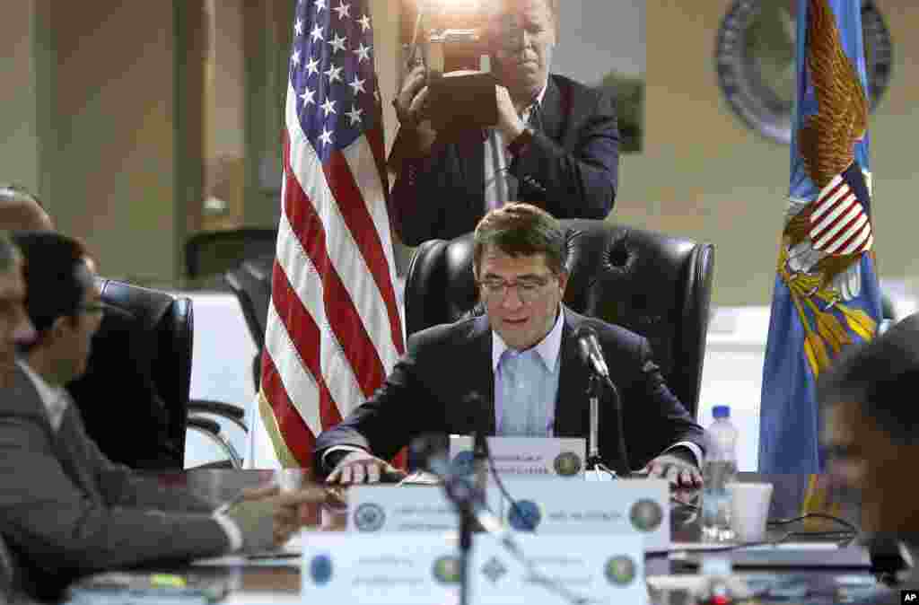 Le Secrétaire américain à la Défense Ashton Carter en réunion avec de haut commandants militaires américains et des diplomates sur la lutte contre l'État islamique, au Camp Arifjan, au Koweït, le 23 février 2015.