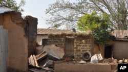 Une maison brûlée suite à l'attaque d'hommes armés.