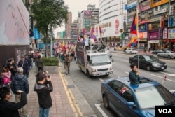 抗議者穿行在台北鬧市區的忠孝東路上。 （美國之音記者方正拍攝）