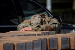 Військовослужбовець нацгвардії США після роздавання безкоштовних обідів жителям району Нью-Йорка Східний Гарлем під час спалаху COVID-19, 1 квітня 2020