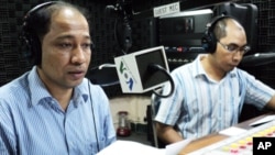 លោក​គុល បញ្ញា (ឆ្វេង)