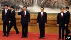 中共19届中央政治局常委步入會場，總書記習近平（左三）揮手致意