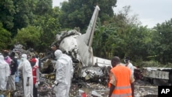 Wachunguzi huko Juba, Sudan Kusini wakiwa katika eneo lililotokea ajali ya ndege ya mizigo miaka michache iliyopita