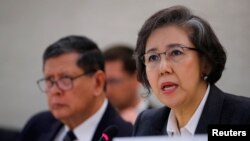 លោកស្រី Yanghee Lee (រូបស្តាំ) ​អ្នក​រាយការណ៍​ពិសេស​របស់​អង្គការ​សហប្រជាជាតិ​ទទួល​បន្ទុក​សិទ្ធិ​មនុស្ស​នៅក្នុង​ប្រទេស​មីយ៉ាន់ម៉ា​រាយការណ៍​ពី​របាយការណ៍​របស់​លោកស្រី​នៅ​ក្នុង​ក្រុមប្រឹក្សា​សិទ្ធិ​មនុស្ស​នៅ​អ.ស.ប.​ក្នុង​ក្រុង​ហ្សឺណែវ ប្រទេស​ស្វ៊ីស កាលពី​ថ្ងៃទី១២​ខែមីនា ឆ្នាំ២០១៨។