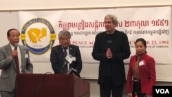 ពី​ឆ្វេង​មក​ស្តាំ៖ លោក​មាស ហៃសាន ប្រធាន​អង្គការ​បណ្តាញ​ពលរដ្ឋ​ខ្មែរ​ដើម្បី​កម្ពុជា (KPNC) លោក​ហុង លឹម​ សមាជិក​សភា​អូស្រ្តាលី លោក​ប្រេដ អាដាម (Brad Adams) នាយក​អង្គការ​ឃ្លាំ​មើល​សិទ្ធិ​មនុស្ស​អាស៊ី ចូលរួម​ក្នុង​សន្និសីទ​ស្តី​សន្ធិសញ្ញា​សន្តិភាព​ក្រុង​ប៉ារីស លើក​ទី ២៦ នៅ​ក្រុង​ Auburn រដ្ឋ Washington កាល​ពី​ថ្ងៃ​ទី១៤ ខែ​តុលា ឆ្នាំ​២០១៧។ សន្និសីទ​នេះ​​ត្រូវ​បាន​រៀបចំ​ឡើង​ដោយ​អង្គការ​បណ្តាញ​ពលរដ្ឋ​ខ្មែរ​ដើម្បី​កម្ពុជា (KPNC)។ (សុខ ខេមរា/VOA)