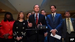 លោក Adam Schiff សមាជិក​គណៈ​កម្មាធិការ​ស៊ើប​អង្កេត​របស់​សភា​តំណាង​រាស្ត្រ​ ថ្លែង​ទៅ​កាន់​អ្នក​សារព័ត៌មាន​នៅ​វិមាន​កាពីតូល ក្នុង​រដ្ឋ​ធានី​វ៉ាស៊ីតោន កាលពី​ថ្ងៃទី​១៣ មីនា ២០១៨។