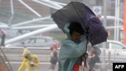 新北市一名婦女的雨傘被強風吹起