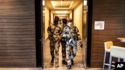 畿內亞軍政府士兵在軍政府與西非經濟共同體代表舉行會議的科納克里的一家酒店內巡邏（2021年9月17號）。