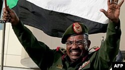 Le président soudanais Omar el-Béchir célébrant la reconquête de Heglig à Khartoum, le 15 août 2012.