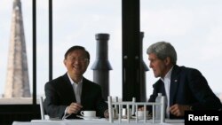 美國國務卿克里(右）在波士頓的家中與中國高級官員楊潔篪舉行會談。