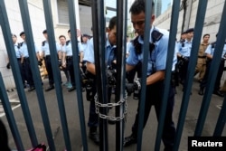 2019年6月21日，在抗議者試圖闖入後，警察鎖住了警察總部的大門。