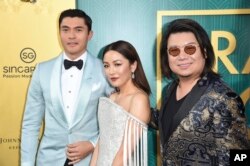 “瘋狂亞洲富豪”的洛杉磯首映式上，原著作者關凱文和演員亨利·戈爾丁（左），吳恬敏合影。（2018年8月7日）