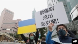 台灣民眾與在台外籍人士走上台北街頭，抗議俄羅斯入侵烏克蘭。（2022年2月25日）