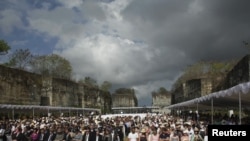 People pray during a minute of silence as part of a commemoration service for the 10th anniversary of the Bali bombing, Jimbaran, Bali, October 12, 2012. 