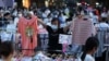 中国湖北省的小摊贩在武汉市江汉路摆摊叫卖。（2020年6月9日）