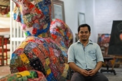 រូបឯកសារ៖ លោក​ ស្រី​ បណ្តូល គឺជាសហស្ថាបនិកមួយរូបនៃអង្គការហ្វារពន្លឺសិល្បៈ។ លោកគឺជា​សិល្បករ​តំឡើង​ និងគំនូរ​សហម័យ ​ និង​ជា​គ្រូបង្រៀន​សិល្បៈ​ដ​ល់សិស្ស​រាប់រយ​នាក់​នៅ​ក្នុង​ប្រទេស​កម្ពុជា ក្នុង​រយៈពេល​ជិត ៣០ ​ឆ្នាំ​។ (រូបថតផ្តល់ឲ្យដោយហ្វារពន្លឺសិល្បៈ)