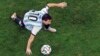 Débusqué après avoir tenté d'aller incognito au théâtre, Messi reçoit une ovation