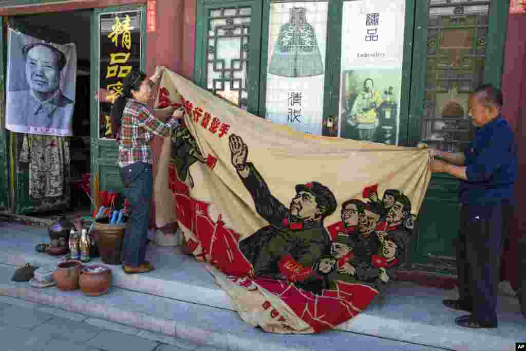 一些文革文物和文革旧物上仍有林彪。北京旧货市场上的1969年的文革横幅画布,上面有戴红卫兵袖章的毛泽东、林彪、江青、周恩来和红卫兵。横幅上写着“大海航行靠舵手” 和“毛主席检阅文化革命大军”(2016年5月16日)