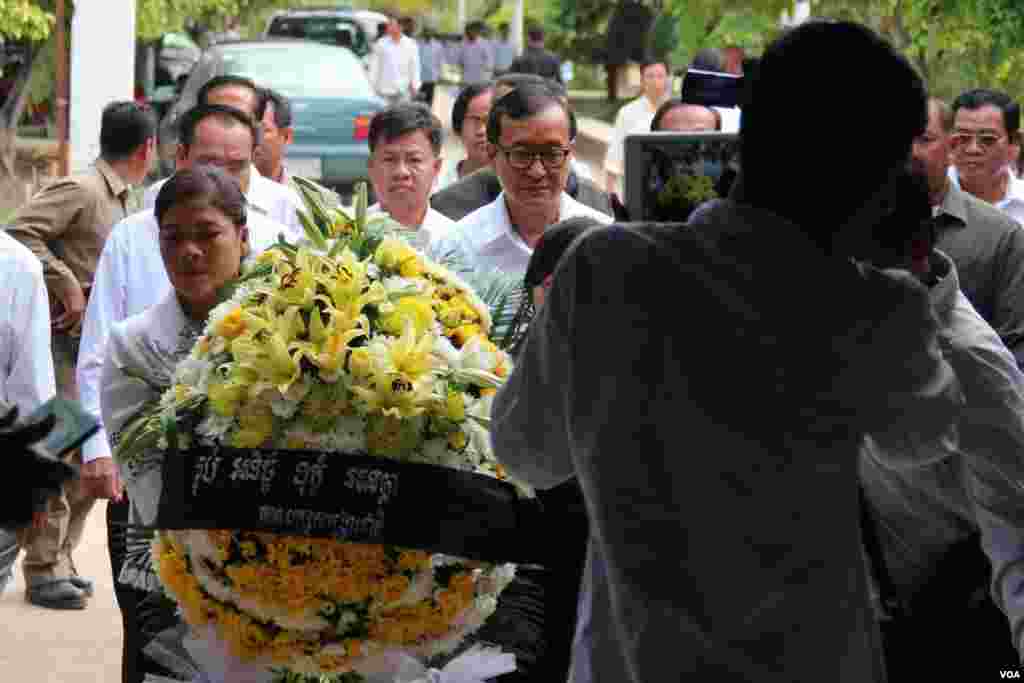 តារាចំរៀង Anthony Wong (រូបខាងឆ្វេង) និង តារាចំរៀង Denise Ho ប្រកាសថាខ្លួនជាមនុស្សស្រឡាញ់ភេទដូចគ្នា និងដាក់ផ្កាគោរពវិញ្ញាណក្ខន្ធក្នុងពិធីអុជទៀនឧទ្ទិសគោរពវិញ្ញាណក្ខន្ធជនរងគ្រោះនៃការបាញ់ប្រហារក្នុងក្លឹបកំសាន្ត Pulse Orlando នៅទីក្រុងហុងកុង ប្រទេសចិន ថ្ងៃទី១៣ ខែមិថុនា ឆ្នាំ២០១៦។ 