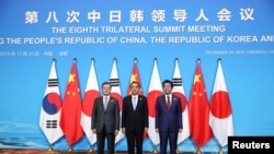 លោក Li Keqiang លោក Shinzo Abe និង​លោក Moon Jae-in ឈរ​ថតរូប​នៅ​មុន​កិច្ចប្រជុំ​មេដឹកនាំ​ត្រីភាគី​លើក​ទី៨ នៅ​ក្នុង​ក្រុង Chengdu ខេត្ត Sichuan ប្រទេស​ចិន កាលពី​ថ្ងៃទី២៤ ខែធ្នូ ឆ្នាំ២០១៩។